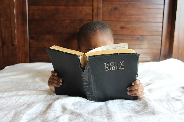 dítě s biblí