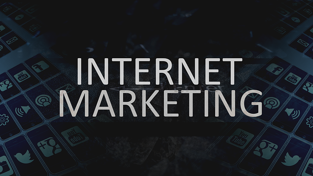 Biely nápis internet marketing na tmavom pozadí