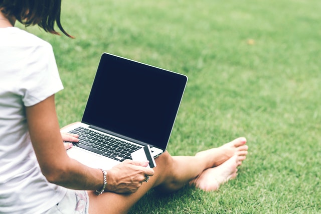Žena sediaca na trávniku s notebookom.jpg